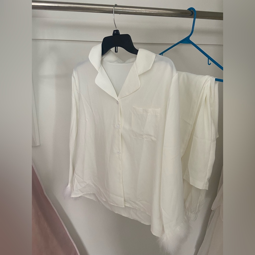 White feather sleeve pajamas - medium